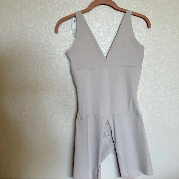 Leonisa Undetectable Edge Mid-Thigh Bodysuit Shaper Sz Large